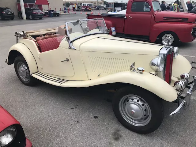 MG T- Series 1953 MG T- Convertible - Classic Car with Suitcase Attachments - Needs Fuel Pump